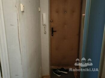 Зняти старі шпалери і пофарбувати стіни в передпокої