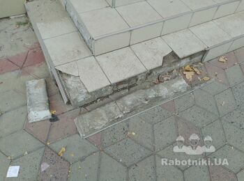 Ремонт облицювання ганку з кахельної плитки