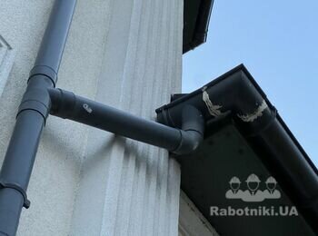 Ремонт водостоков, осмотр кровли в частном доме