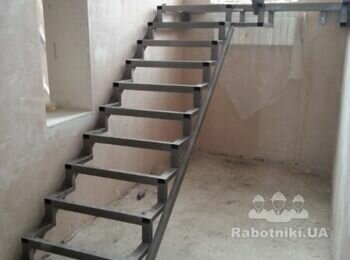 Ругает лесницу