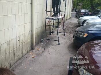 Обмостка з тротуарної плитки