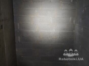 Разобрать стену в коморе (передвинуть) и замуровать дверной проем
