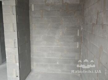 Разобрать стену в коморе (передвинуть) и замуровать дверной проем