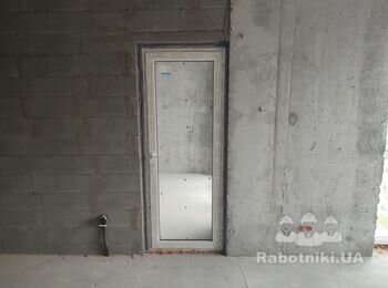 Разобрать стену в коморе (передвинуть) и замуровать дверной проем