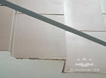 Заміна керамічної плитки на сходовій клітині в офісі