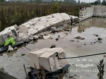 Будівництво будинка в полі