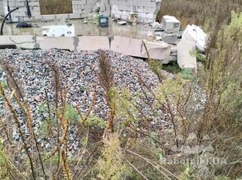 Будівництво будинка в полі