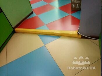 Зробити поріг пандус спуск зі залу 1 в зал 2