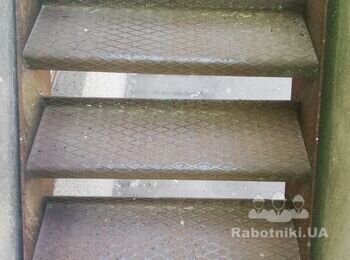 Демонтаж старых перил, зачистка от ржавчины и покраскаических лестниц