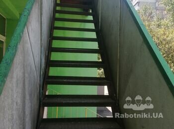 Демонтаж старых перил, зачистка от ржавчины и покраскаических лестниц