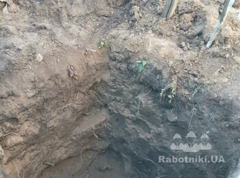 Обложить яму под водопровод кирпичом, стяжка, люк