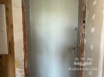 Дверні портали із дерева і обшивка із паркету прилеглої стіни