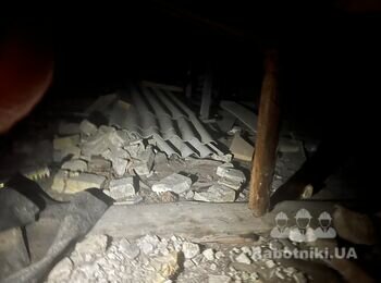 Знести сміття з низького чардаку і скласти в мішки
