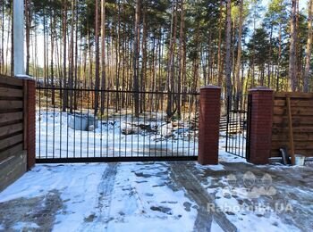 Звести 3 цегляні стовпчики для воріт