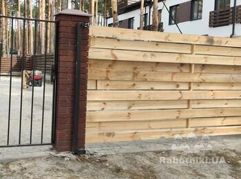 Звести 3 цегляні стовпчики для воріт