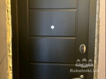 Внутрішє облаштування встановхідних дверей добірною дошкою, та лиштвою