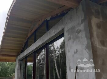 Подшив крыши гаража софитами, торцы металлической планкой.