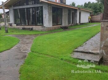 Подшив крыши гаража софитами, торцы металлической планкой.