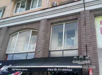Покраска рамы окна на высоте 8м.