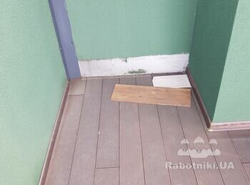 Изготовить плинтуса из кровельной стали и установить