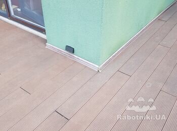 Изготовить плинтуса из кровельной стали и установить