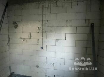 Штукатурные работы стен ванной комнаты частного дома 28 м2