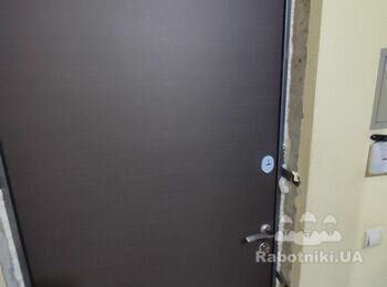Оздоблення внутрішніх стін після встановлення вхідних дверей.