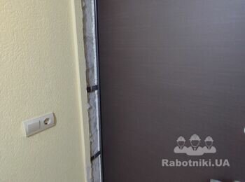 Оздоблення внутрішніх стін після встановлення вхідних дверей.