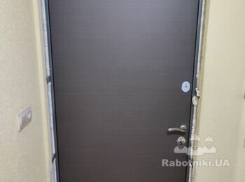 Оздоблення внутрішніх стін після встановлення вхідних дверей.
