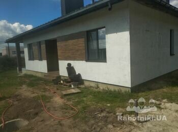 Декоративна штукатурка фасаду одноповерхового будинку