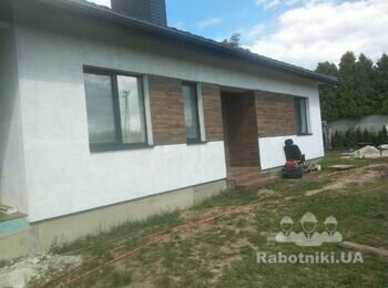 Декоративна штукатурка фасаду одноповерхового будинку