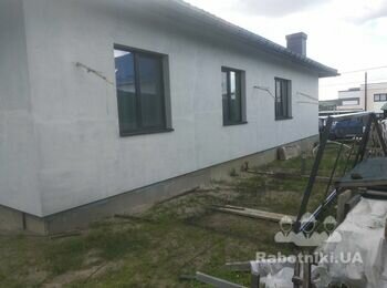 Декоративна штукатурка фасаду одноповерхового будинку