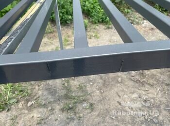 Заготовка до фарбування та саме фарбування металевого забору