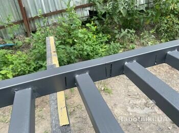Заготовка до фарбування та саме фарбування металевого забору