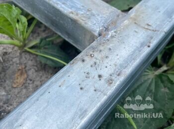 Заготовка до фарбування та саме фарбування металевого забору