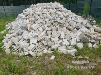 Потрібно відсортувати цеглу та скласти на палету