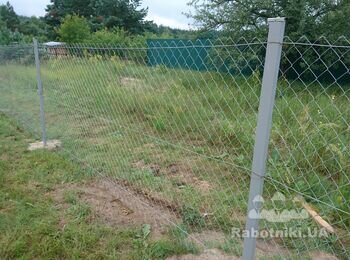 Монтаж паркану із сітки рабиці