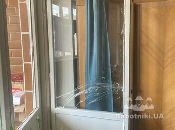 Заміна скла в дерев'яних дверях на балкон