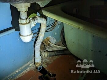 Сантехнік: туалет, ванна, кухня, батареї. Бюджет визначимо на місці.