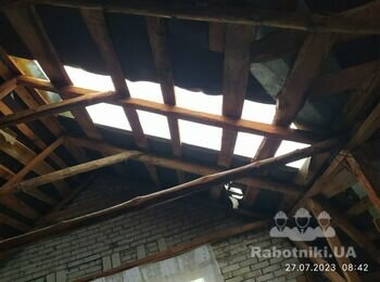 Покрівля даху, залатати дах плівкою після буревію, 100 км від Києва