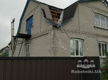 Покрівля даху, залатати дах плівкою після буревію, 100 км від Києва