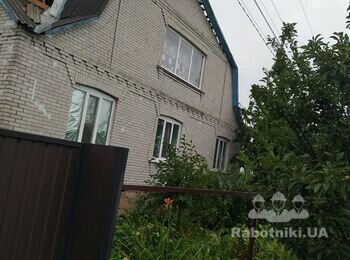 Покрівля даху, залатати дах плівкою після буревію, 100 км від Києва