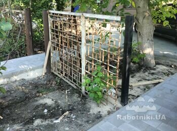 Забор з дерева та монтаж воріт