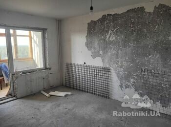 Демонтаж чистової штукатурки у панельному будинку