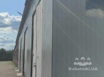 Фасадные работы. Зашивка фасада профнастилом.