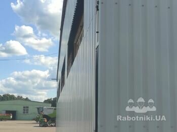 Фасадные работы. Зашивка фасада профнастилом.