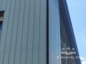 Фасадные работы. Зашивка фасада профнастилом.