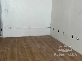 Поклейка шпалер (140м.кв) та багетів, фарбування стелі