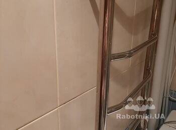 Ліквідувати протікання та закріпити рушникосушку.
