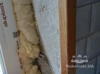 Выровнять откосы после замены окна и уложить плитку после установк